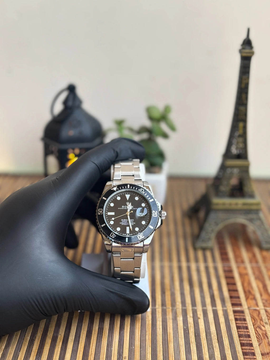 Diver-Style Men’s Watch – Black Dial, Silver Case, Stainless Bracelet Wristox