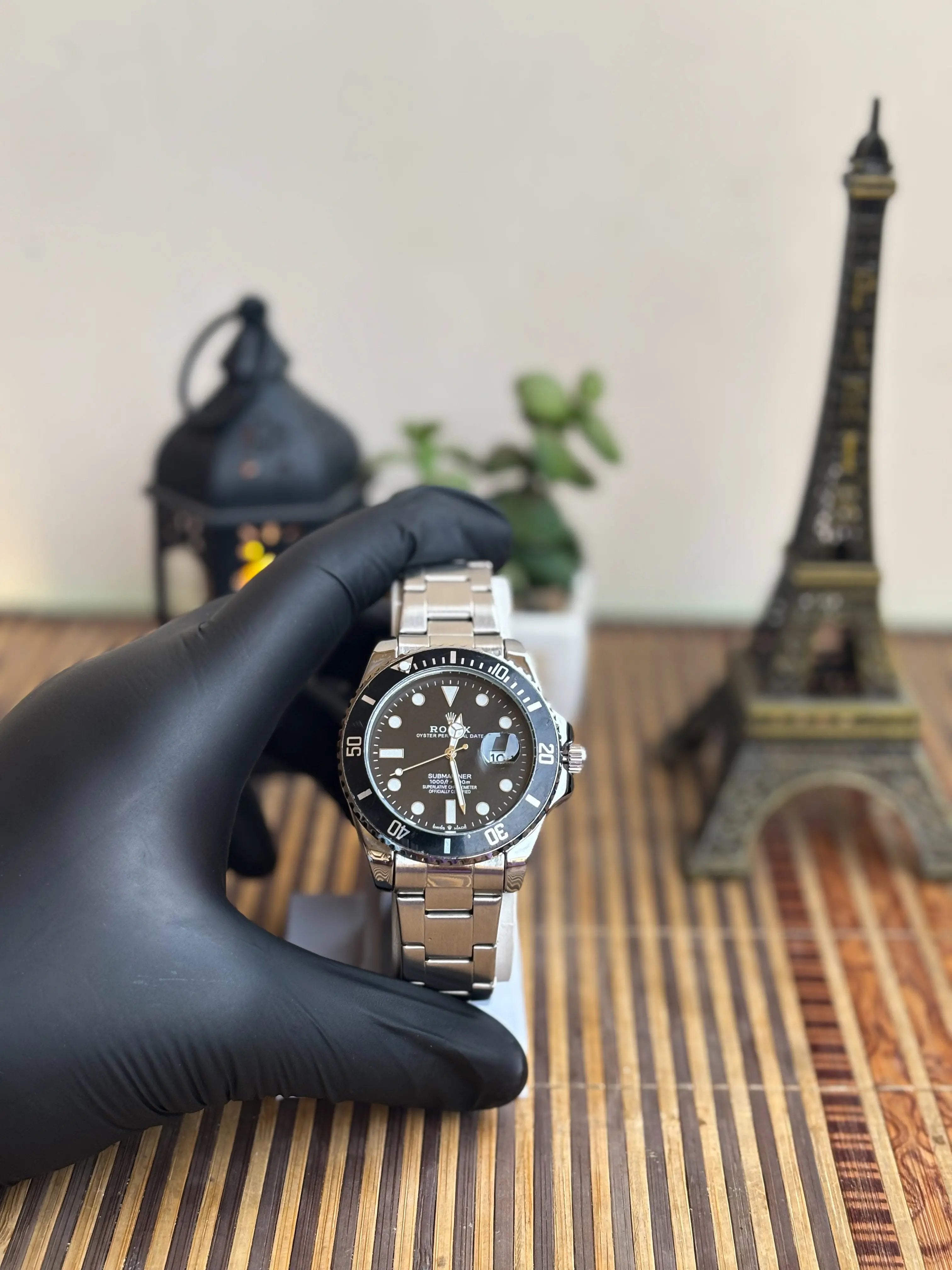 Diver-Style Men’s Watch – Black Dial, Silver Case, Stainless Bracelet Wristox