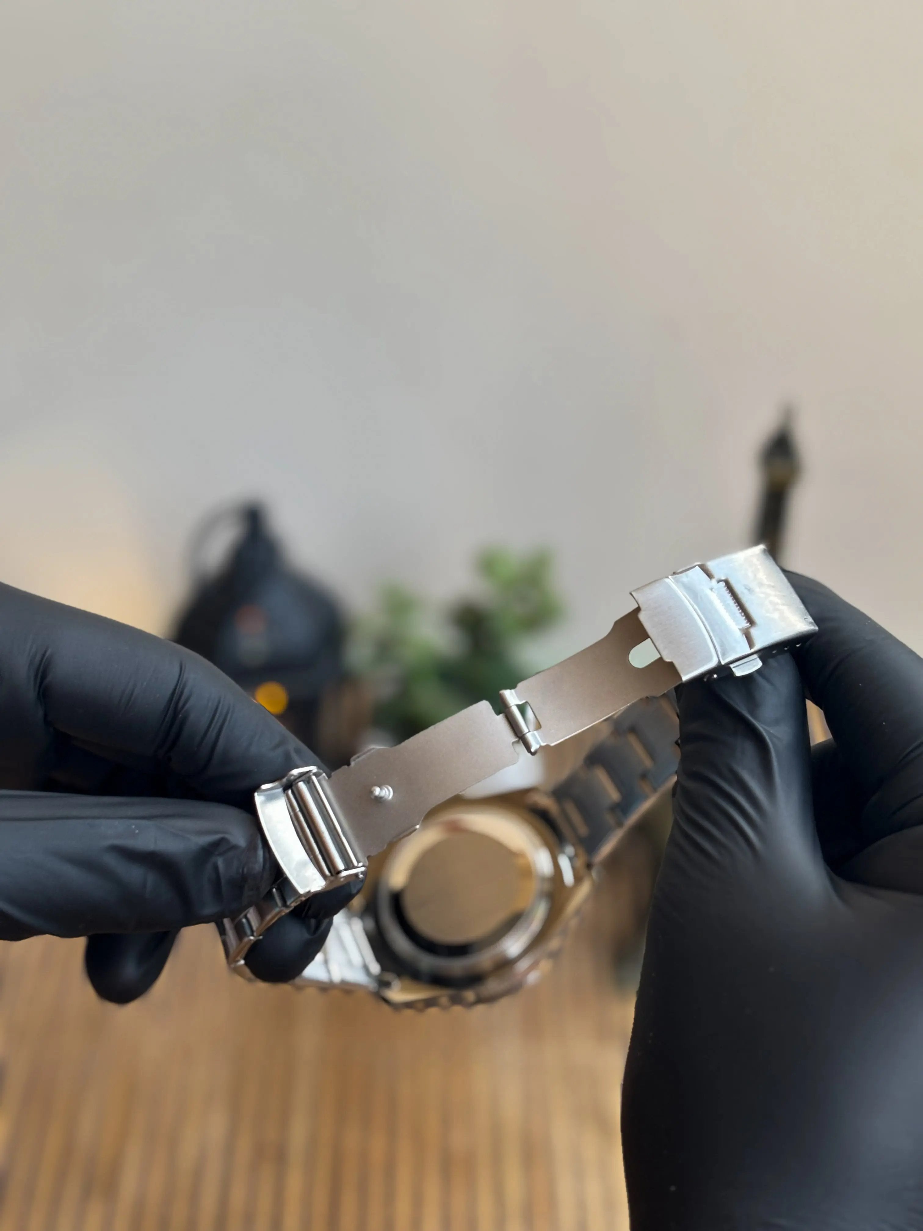 Diver-Style Men’s Watch – Black Dial, Silver Case, Stainless Bracelet Wristox